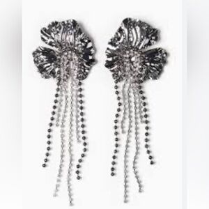 H&M LONG FLOWER-SHAPED EARRINGS